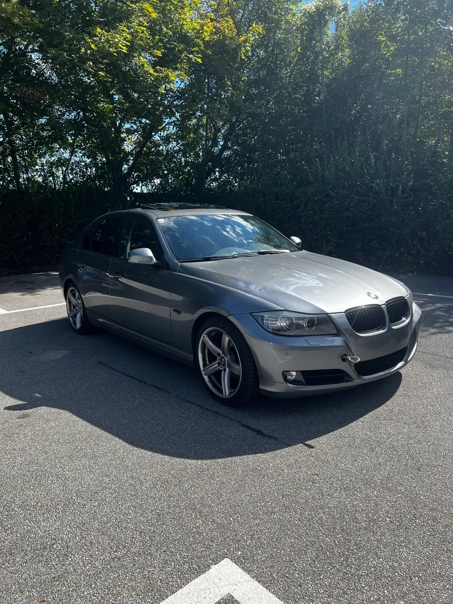 BMW 3 Series 2010 photo 2