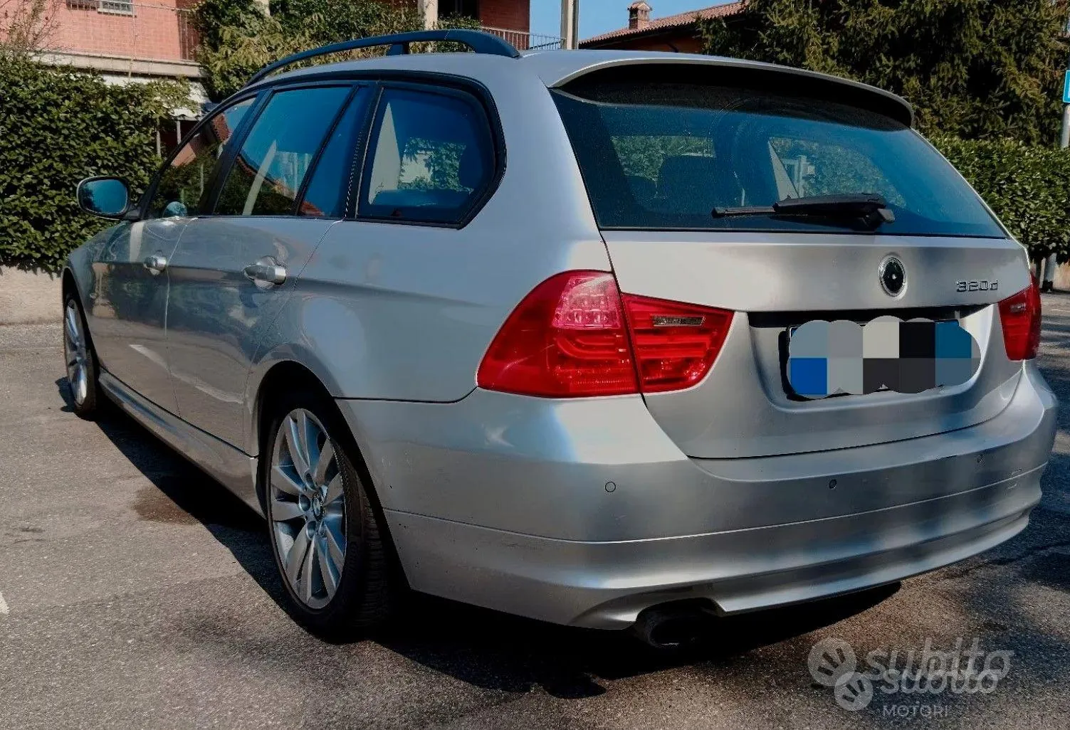 BMW 3 Series 2011 photo 2