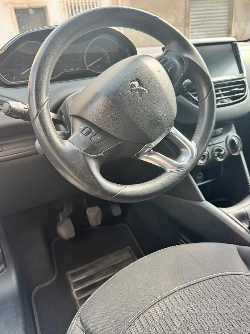 Peugeot 208 2015 photo 5