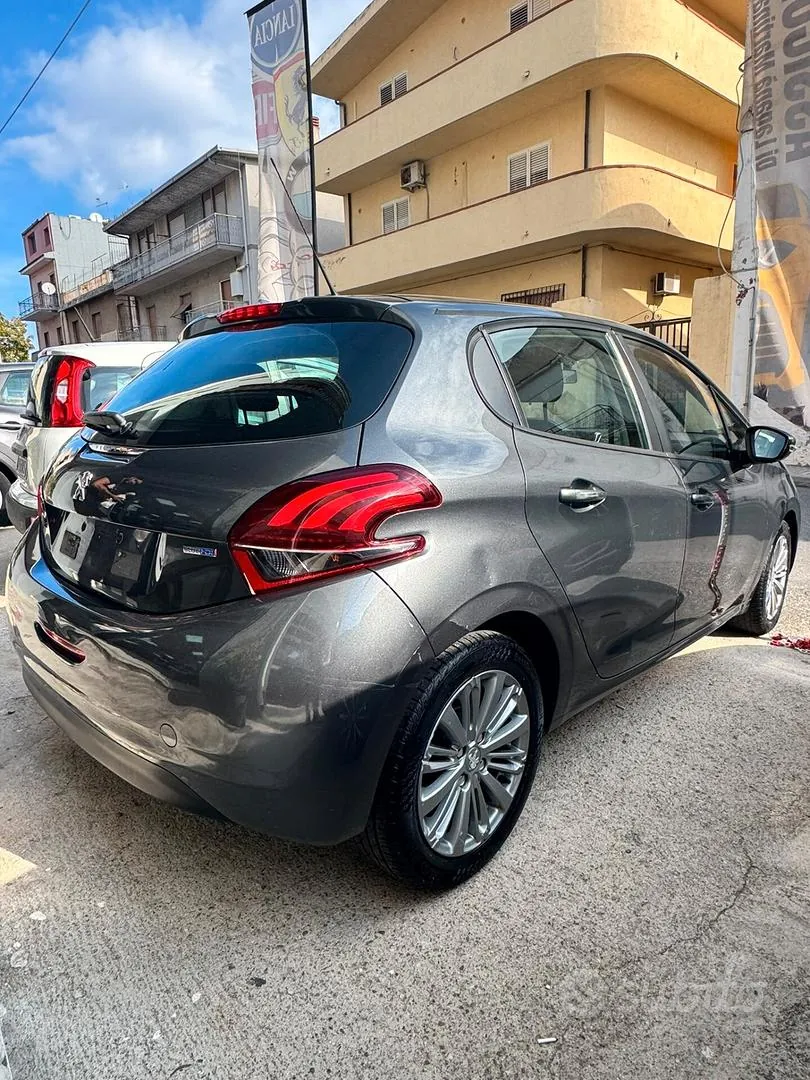 Peugeot 208 2015 photo 3