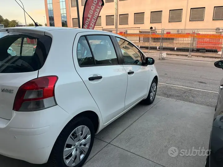 Toyota Yaris 2011 photo 4