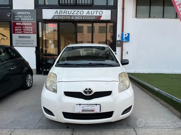 Toyota Yaris 2011 photo 2