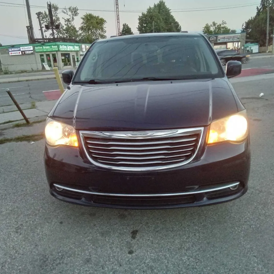Chrysler Town & Country 2015 photo 2