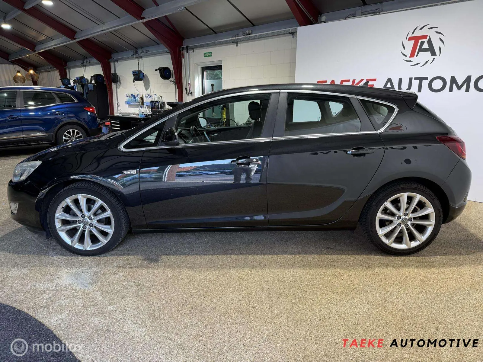 Opel Astra 2011 photo 2