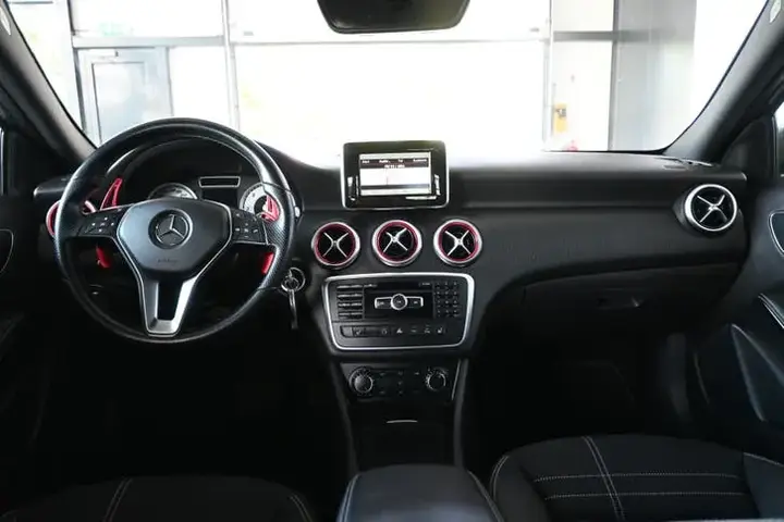 Mercedes-Benz A-Class 2013 photo 2