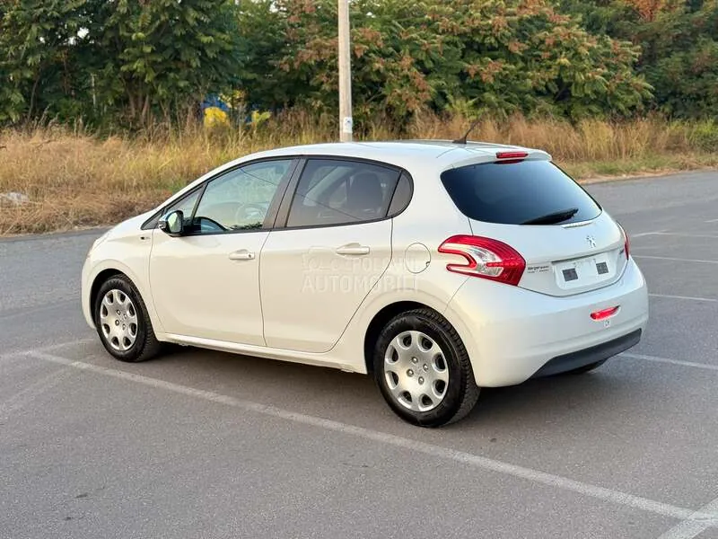 Peugeot 208 2015 photo 4