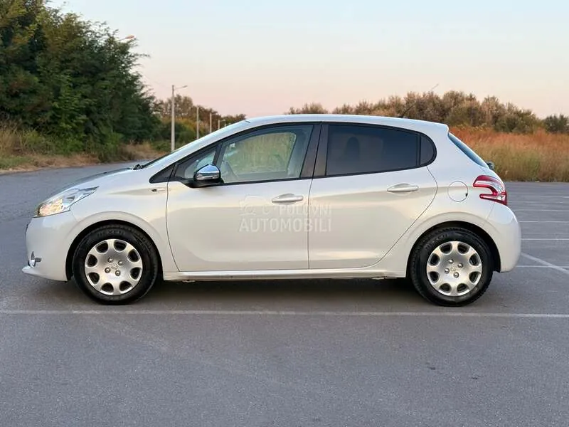 Peugeot 208 2015 photo 3