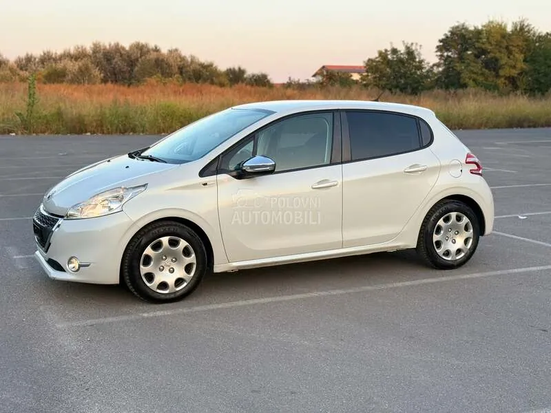 Peugeot 208 2015 photo 2