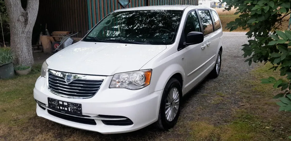 Lancia Voyager 2013 photo 2