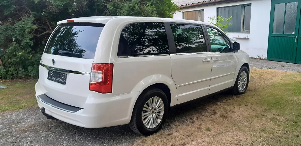 Lancia Voyager 2013 photo 3