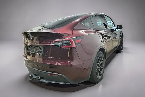 Tesla Model Y 2025 photo 2
