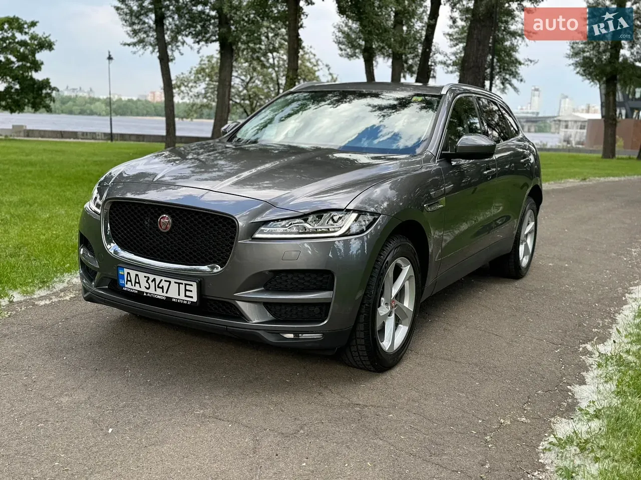 Jaguar F-Pace 2019 photo 2
