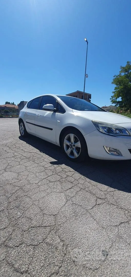 Opel Astra 2011 photo 3