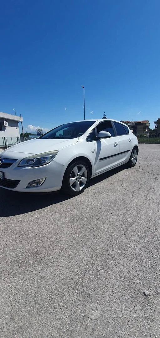 Opel Astra 2011 photo 2