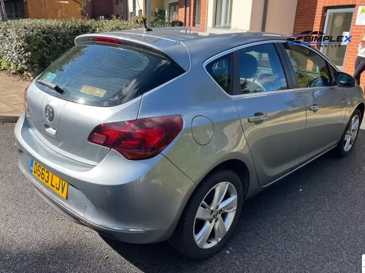 Vauxhall Astra 2013 photo 2