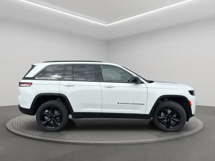 Jeep Grand Cherokee 2026 photo 3