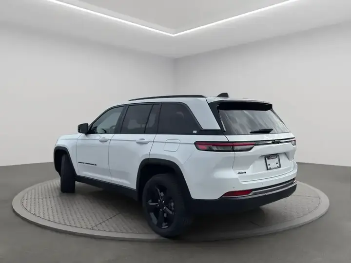 Jeep Grand Cherokee 2026 photo 4