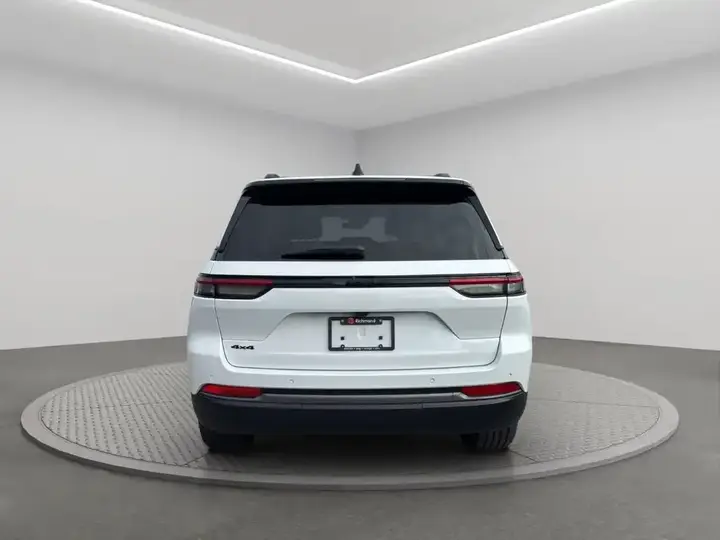 Jeep Grand Cherokee 2026 photo 5