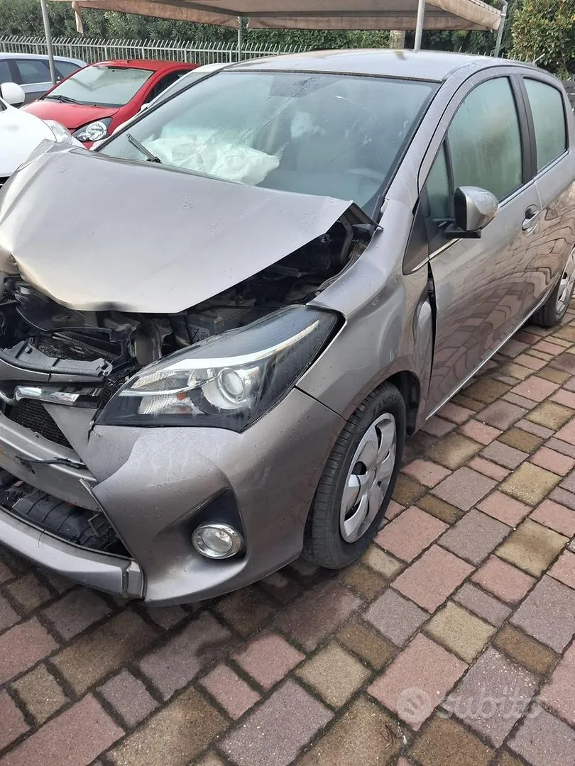 Toyota Yaris 2015 photo 2