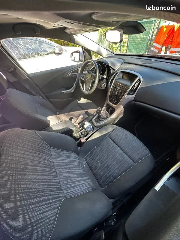 Opel Astra 2011 photo 3