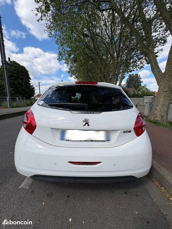 Peugeot 208 2015 photo 2