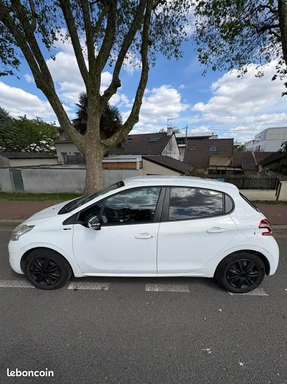 Peugeot 208 2015 photo 3