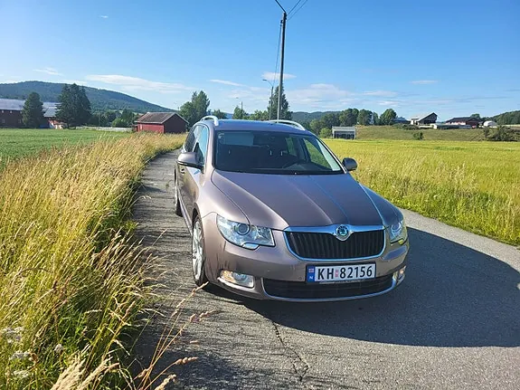 Skoda Superb 2012 photo 2