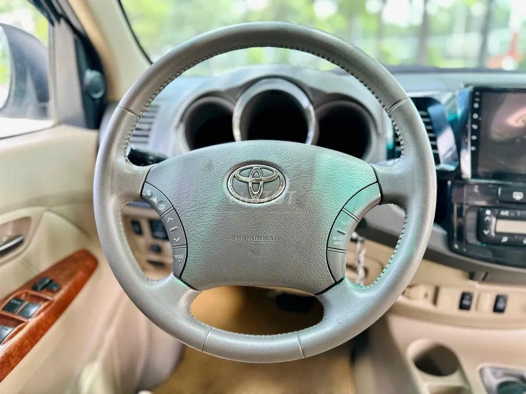Toyota Fortuner 2010 photo 4