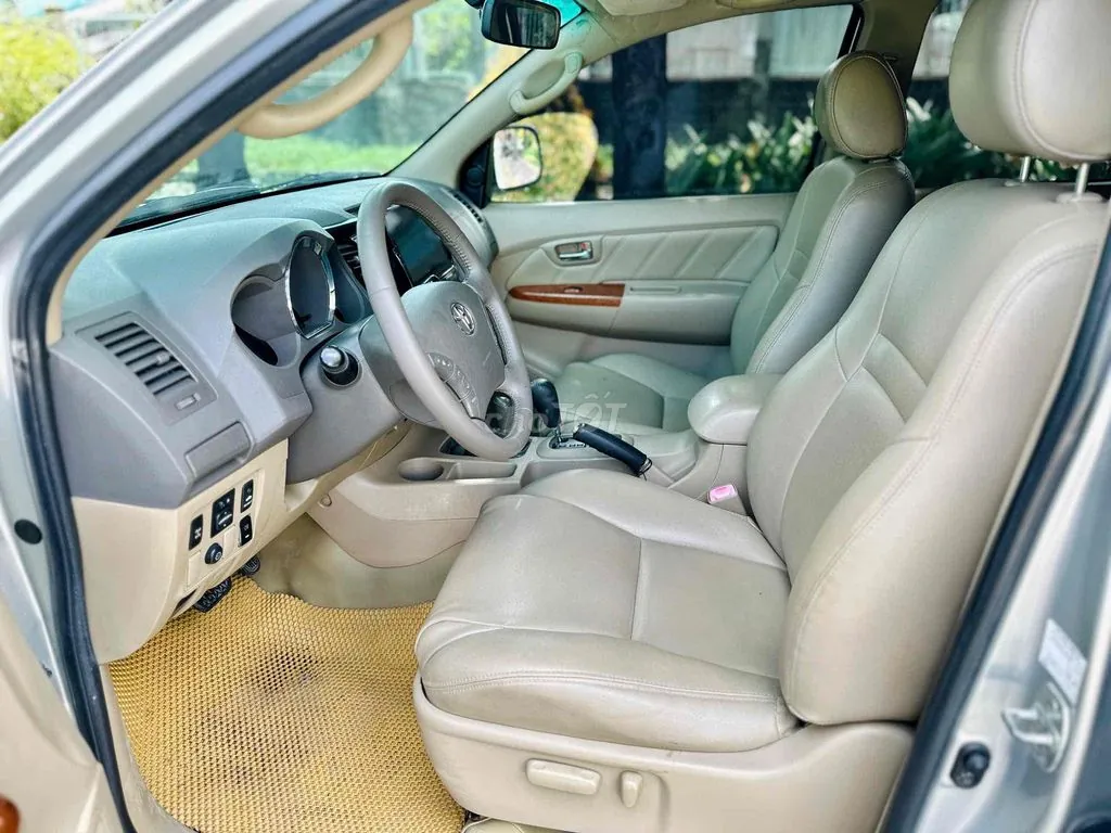 Toyota Fortuner 2010 photo 3