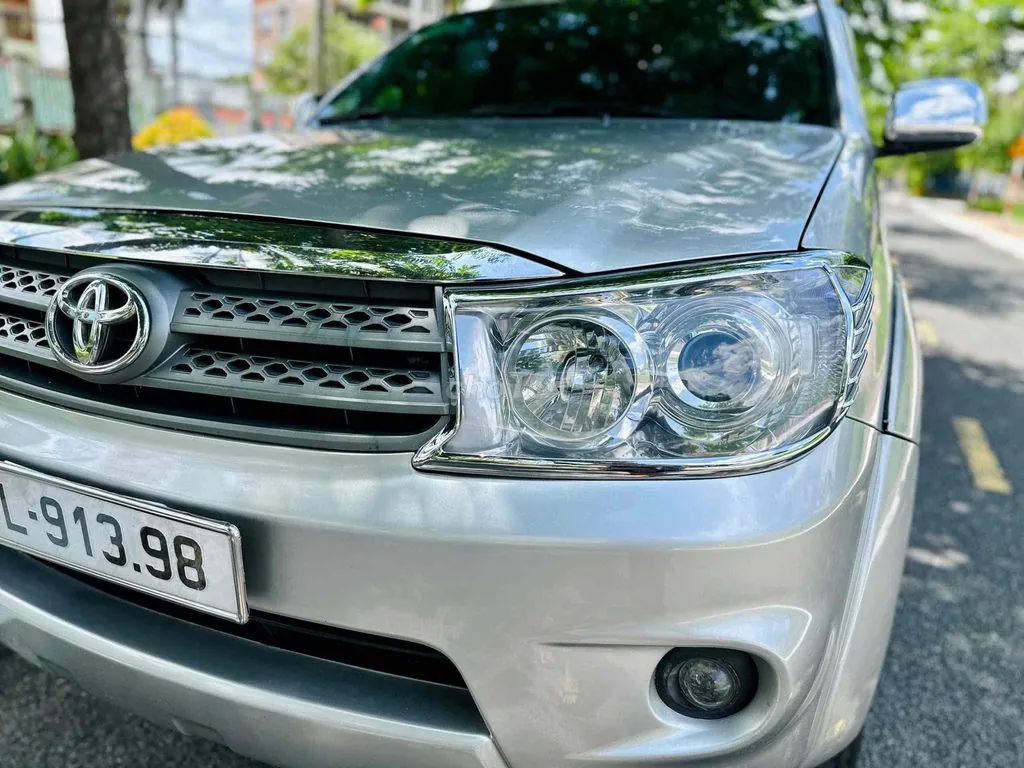 Toyota Fortuner 2010 photo 2