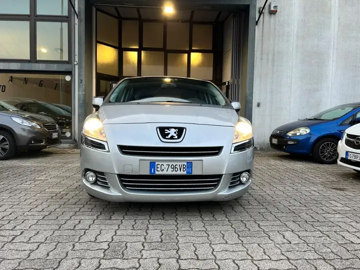 Peugeot 5008 2011 photo 2
