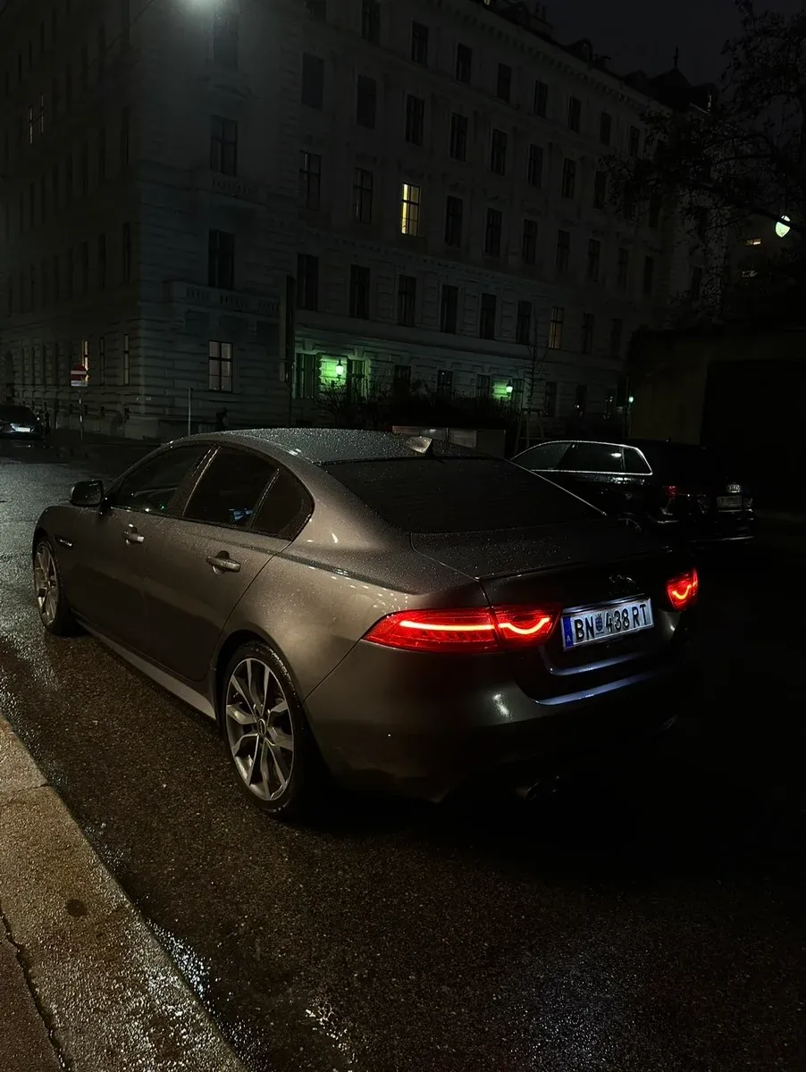 Jaguar Xe 2016 photo 2