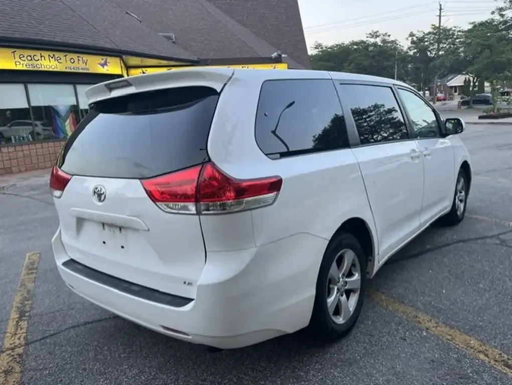 Toyota Sienna 2012 photo 5