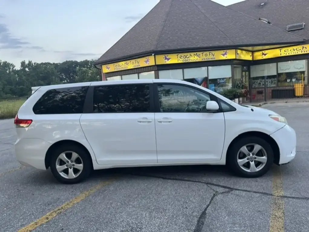 Toyota Sienna 2012 photo 4