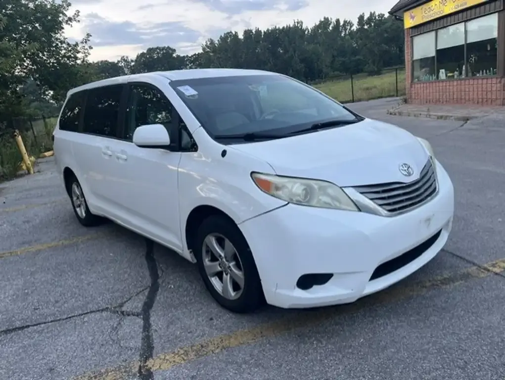 Toyota Sienna 2012 photo 3