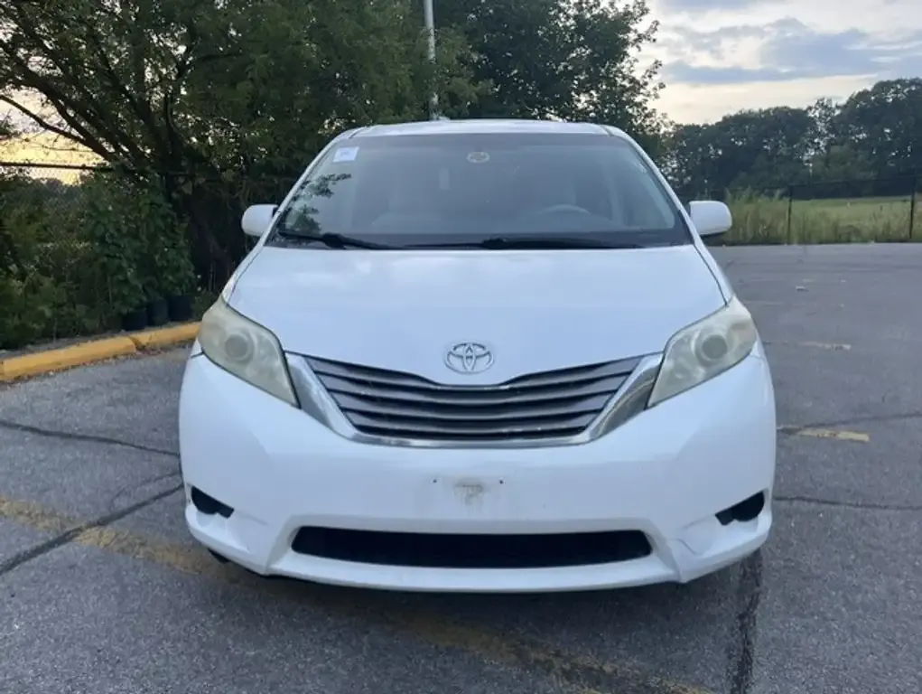 Toyota Sienna 2012 photo 2