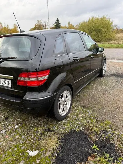 Mercedes-Benz B 180