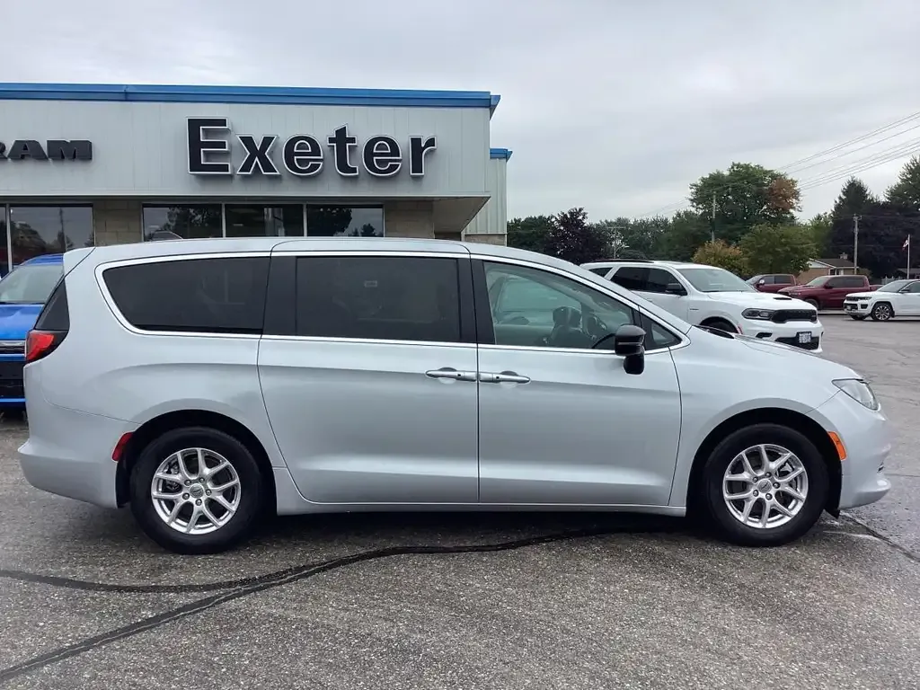 Chrysler Grand Caravan 2024 photo 4
