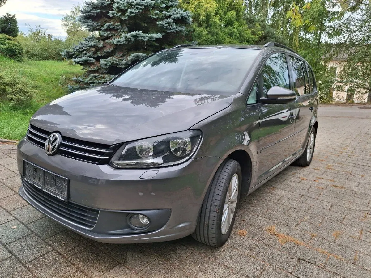 Volkswagen Touran 2011 photo 2