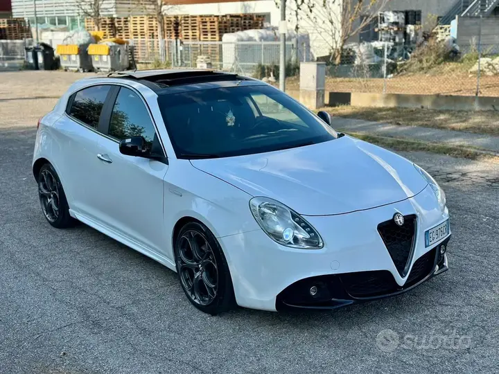 Alfa Romeo Giulietta 2011 photo 2
