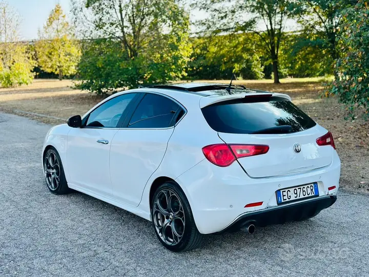 Alfa Romeo Giulietta 2011 photo 5