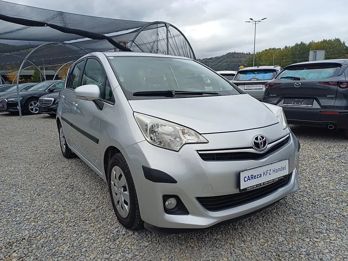 Toyota Verso-S 2011 photo 2