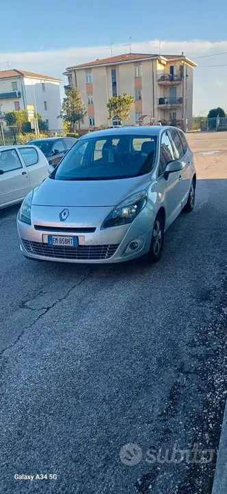 Renault Scenic 2012 photo 2