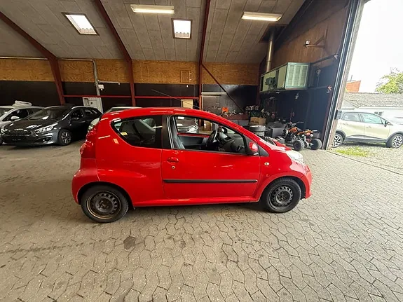 Peugeot 107 2008 photo 4
