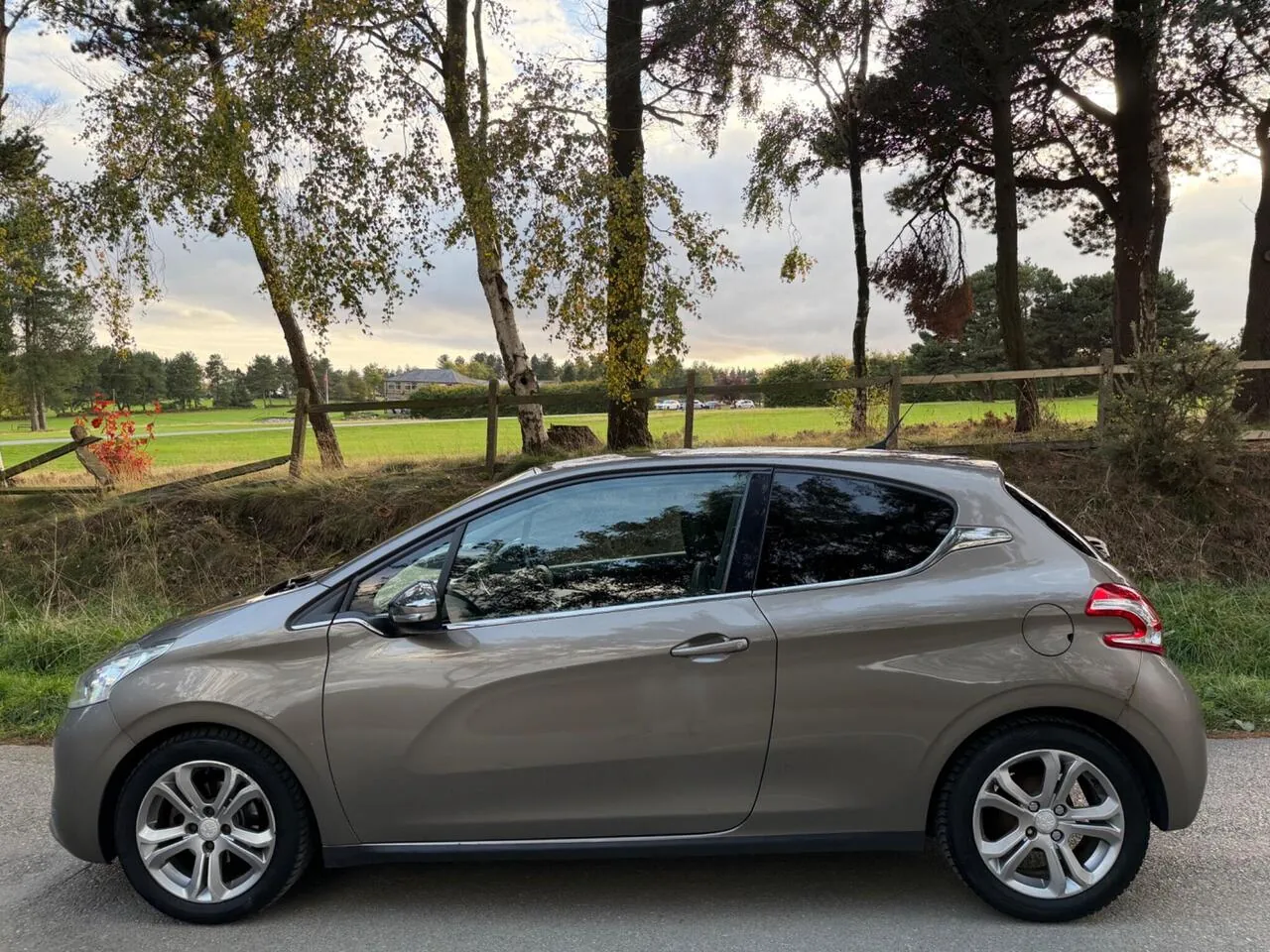 Peugeot 208 2012 photo 2
