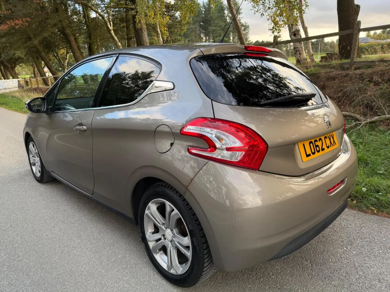 Peugeot 208 2012 photo 3