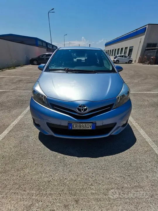 Toyota Yaris 2013 photo 2