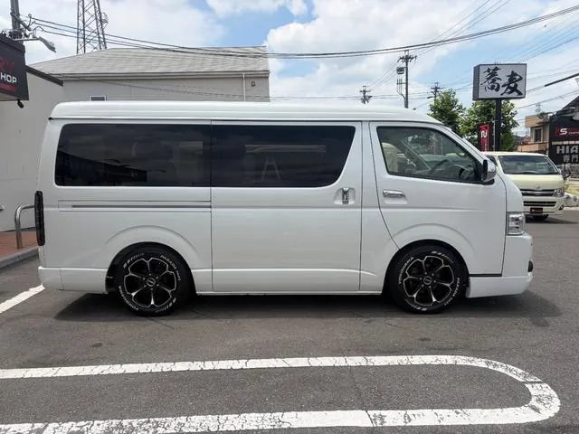 Toyota Hiace Van 2011 photo 4