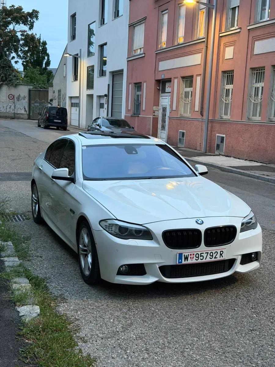 BMW 5 Series 2011 photo 2