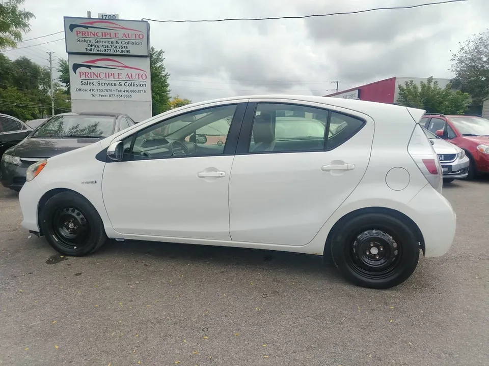 Toyota Prius C 2013 photo 2